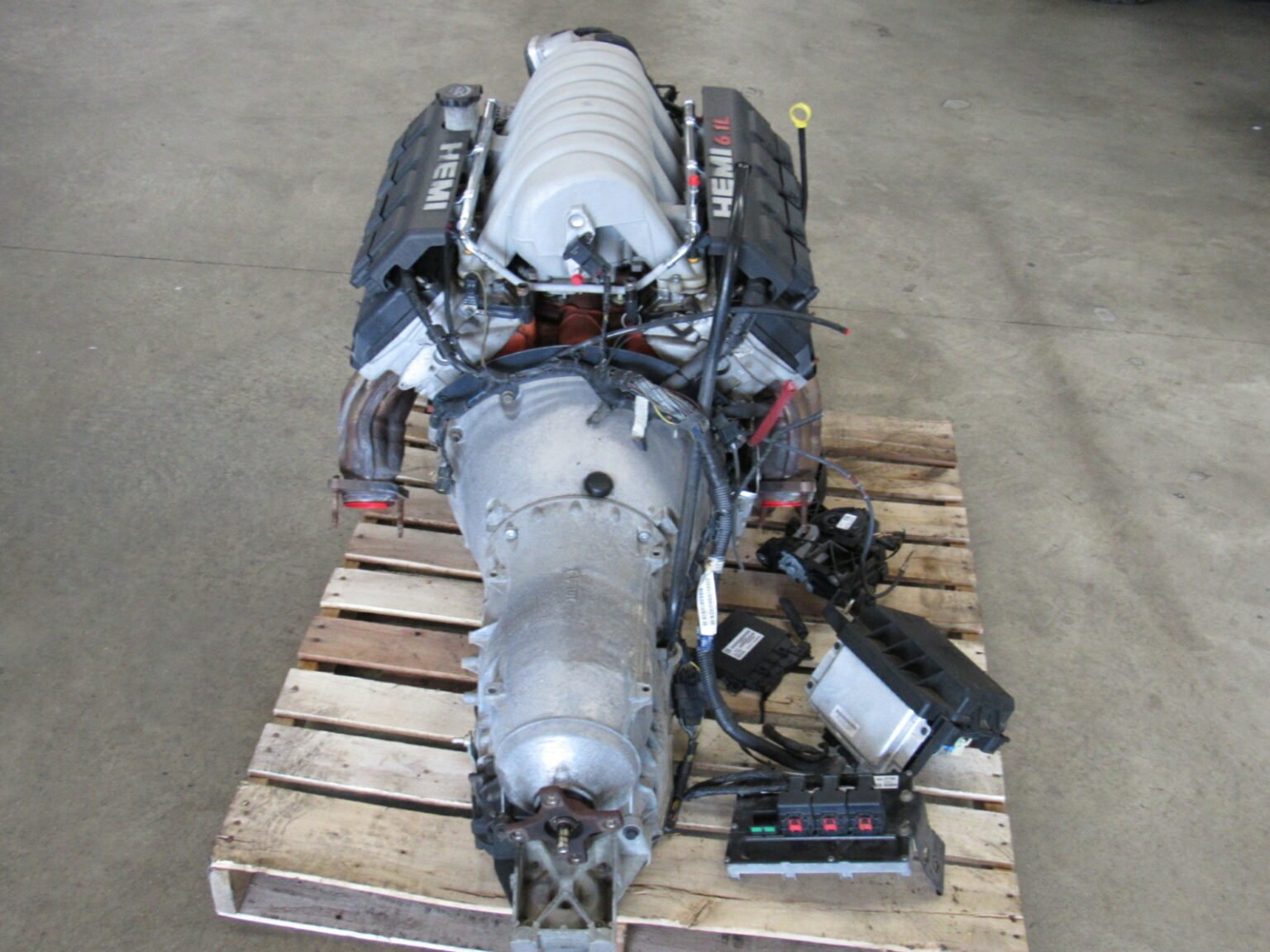 07-10 Charger 300 Challenger SRT8 6.1L V8 Hemi Engine Transmission - Image 9